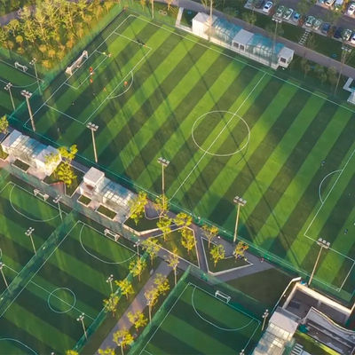 ภูมิทัศน์ฟุตบอลวางสนามหญ้าเทียมหญ้าเทียมสีเขียว