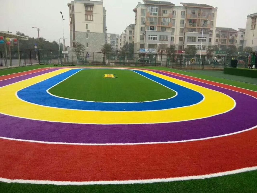 สนามเด็กเล่นของโรงเรียนสนามหญ้าเทียมแบบกำหนดเองสวมต้านทานการออกแบบ Oem