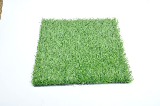 หญ้าเทียมสำหรับกีฬากลางแจ้งสนามหญ้าเทียมนุ่ม ๆ ที่ดูเหมือนหญ้าจริง